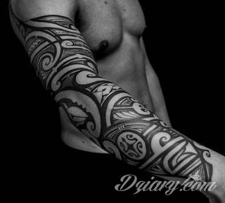 Tatuaże określane jako tribal to nawiązanie do plemiennych wierzeń maoryskich. Dziś oplatające ciała wzory to jeden z uniwersalnych motywów dostosowanych nie tylko do ciała męskiego. Tribal wygląda intrygująco również na ciele kobiecym - np. na smukłych udach. 