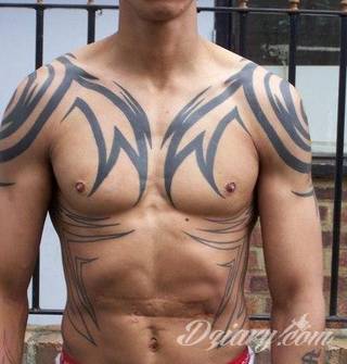 Tatuaże określane jako tribal to nawiązanie do plemiennych wierzeń maoryskich. Dziś oplatające ciała wzory to jeden z uniwersalnych motywów dostosowanych nie tylko do ciała męskiego. Tribal wygląda intrygująco również na ciele kobiecym - np. na smukłych udach. 