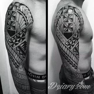 Tatuaże określane jako tribal to nawiązanie do plemiennych wierzeń maoryskich. Dziś oplatające ciała wzory to jeden z uniwersalnych motywów dostosowanych nie tylko do ciała męskiego. Tribal wygląda intrygująco również na ciele kobiecym - np. na smukłych udach. 