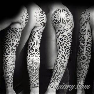 Tatuaże określane jako tribal to nawiązanie do plemiennych wierzeń maoryskich. Dziś oplatające ciała wzory to jeden z uniwersalnych motywów dostosowanych nie tylko do ciała męskiego. Tribal wygląda intrygująco również na ciele kobiecym - np. na smukłych udach. 