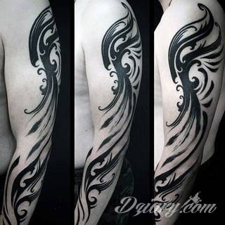 Tatuaże określane jako tribal to nawiązanie do plemiennych wierzeń maoryskich. Dziś oplatające ciała wzory to jeden z uniwersalnych motywów dostosowanych nie tylko do ciała męskiego. Tribal wygląda intrygująco również na ciele kobiecym - np. na smukłych udach. 