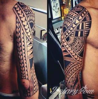 Tatuaże określane jako tribal to nawiązanie do plemiennych wierzeń maoryskich. Dziś oplatające ciała wzory to jeden z uniwersalnych motywów dostosowanych nie tylko do ciała męskiego. Tribal wygląda intrygująco również na ciele kobiecym - np. na smukłych udach. 