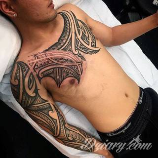 Tatuaże określane jako tribal to nawiązanie do plemiennych wierzeń maoryskich. Dziś oplatające ciała wzory to jeden z uniwersalnych motywów dostosowanych nie tylko do ciała męskiego. Tribal wygląda intrygująco również na ciele kobiecym - np. na smukłych udach. 