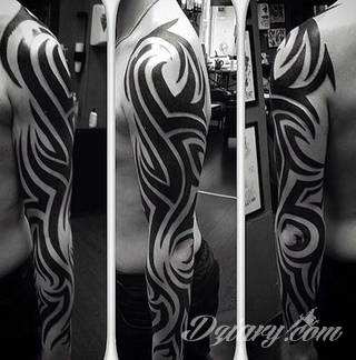 Tatuaże określane jako tribal to nawiązanie do plemiennych wierzeń maoryskich. Dziś oplatające ciała wzory to jeden z uniwersalnych motywów dostosowanych nie tylko do ciała męskiego. Tribal wygląda intrygująco również na ciele kobiecym - np. na smukłych udach. 