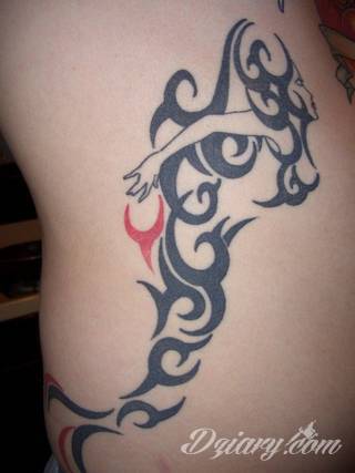 Tatuaże określane jako tribal to nawiązanie do plemiennych wierzeń maoryskich. Dziś oplatające ciała wzory to jeden z uniwersalnych motywów dostosowanych nie tylko do ciała męskiego. Tribal wygląda intrygująco również na ciele kobiecym - np. na smukłych udach. 