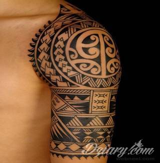 Tatuaże określane jako tribal to nawiązanie do plemiennych wierzeń maoryskich. Dziś oplatające ciała wzory to jeden z uniwersalnych motywów dostosowanych nie tylko do ciała męskiego. Tribal wygląda intrygująco również na ciele kobiecym - np. na smukłych udach. 