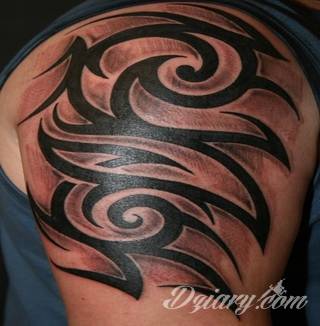 Tatuaże określane jako tribal to nawiązanie do plemiennych wierzeń maoryskich. Dziś oplatające ciała wzory to jeden z uniwersalnych motywów dostosowanych nie tylko do ciała męskiego. Tribal wygląda intrygująco również na ciele kobiecym - np. na smukłych udach. 