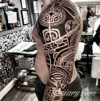 Tatuaże określane jako tribal to nawiązanie do plemiennych wierzeń maoryskich. Dziś oplatające ciała wzory to jeden z uniwersalnych motywów dostosowanych nie tylko do ciała męskiego. Tribal wygląda intrygująco również na ciele kobiecym - np. na smukłych udach. 
