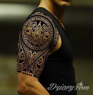 Tatuaże określane jako tribal to nawiązanie do plemiennych wierzeń maoryskich. Dziś oplatające ciała wzory to jeden z uniwersalnych motywów dostosowanych nie tylko do ciała męskiego. Tribal wygląda intrygująco również na ciele kobiecym - np. na smukłych udach. 