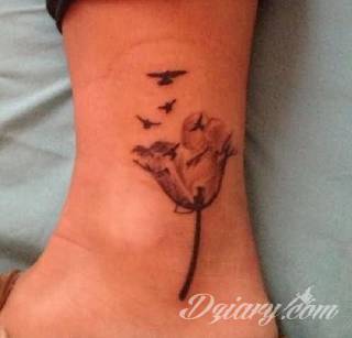 Jeden z wielu kwiatowych motywów na ciele; tatuaże eksponujące tulipany kojarzą się przede wszystkim z delikatnością. Lekkość kreski powoduje, że szczególnie urzekają na kobiecym ciele - tworzą urokliwe zdobienie każdego miejsca na skórze. 