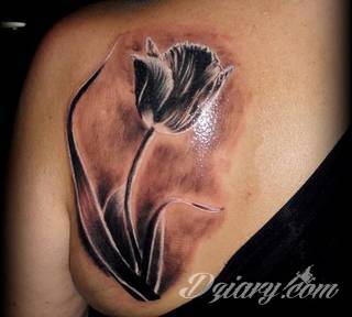 Jeden z wielu kwiatowych motywów na ciele; tatuaże eksponujące tulipany kojarzą się przede wszystkim z delikatnością. Lekkość kreski powoduje, że szczególnie urzekają na kobiecym ciele - tworzą urokliwe zdobienie każdego miejsca na skórze. 