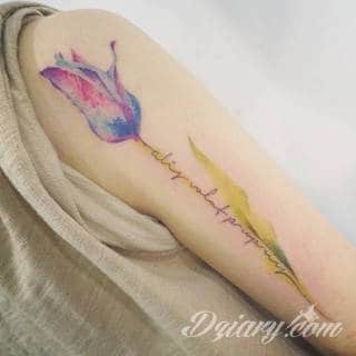 Jeden z wielu kwiatowych motywów na ciele; tatuaże eksponujące tulipany kojarzą się przede wszystkim z delikatnością. Lekkość kreski powoduje, że szczególnie urzekają na kobiecym ciele - tworzą urokliwe zdobienie każdego miejsca na skórze. 