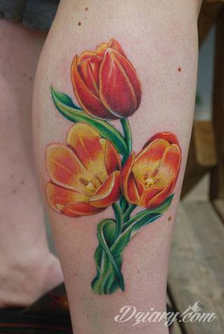 Jeden z wielu kwiatowych motywów na ciele; tatuaże eksponujące tulipany kojarzą się przede wszystkim z delikatnością. Lekkość kreski powoduje, że szczególnie urzekają na kobiecym ciele - tworzą urokliwe zdobienie każdego miejsca na skórze. 