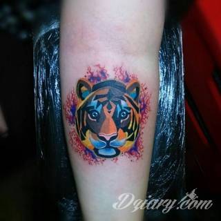 Energia, drapieżność, gotowość na wszystko - tygrys na skórze nie pozostawia złudzeń co do charakteru właściciela. Tatuaże z tygrysem zaskakują czasami różnorodnością. Drapieżniki to nie tylko sam wyszczerzony łeb; chętnie stawia się też na całe sylwetki np. w ruchu. 