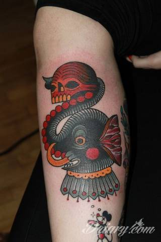 Energia, drapieżność, gotowość na wszystko - tygrys na skórze nie pozostawia złudzeń co do charakteru właściciela. Tatuaże z tygrysem zaskakują czasami różnorodnością. Drapieżniki to nie tylko sam wyszczerzony łeb; chętnie stawia się też na całe sylwetki np. w ruchu. 