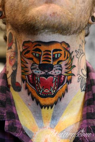 Energia, drapieżność, gotowość na wszystko - tygrys na skórze nie pozostawia złudzeń co do charakteru właściciela. Tatuaże z tygrysem zaskakują czasami różnorodnością. Drapieżniki to nie tylko sam wyszczerzony łeb; chętnie stawia się też na całe sylwetki np. w ruchu. 