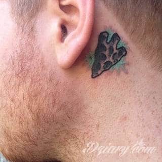 Modne tatuaże na uchu to przede wszystkim skromne rozmiary pozwalające na ciekawą aranżację kolorystyczną. Bardziej odważne warianty tworzą rozbudowane grafiki, które diametralnie zmieniają wizerunek właściciela. Ciekawie komponują się ze zdobieniami - np. w formie kolczyków. 