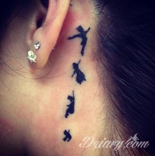 Modne tatuaże na uchu to przede wszystkim skromne rozmiary pozwalające na ciekawą aranżację kolorystyczną. Bardziej odważne warianty tworzą rozbudowane grafiki, które diametralnie zmieniają wizerunek właściciela. Ciekawie komponują się ze zdobieniami - np. w formie kolczyków. 