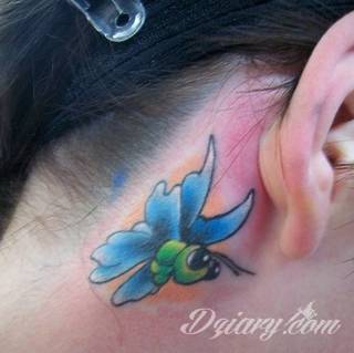 Modne tatuaże na uchu to przede wszystkim skromne rozmiary pozwalające na ciekawą aranżację kolorystyczną. Bardziej odważne warianty tworzą rozbudowane grafiki, które diametralnie zmieniają wizerunek właściciela. Ciekawie komponują się ze zdobieniami - np. w formie kolczyków. 