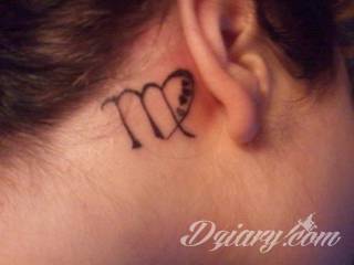 Modne tatuaże na uchu to przede wszystkim skromne rozmiary pozwalające na ciekawą aranżację kolorystyczną. Bardziej odważne warianty tworzą rozbudowane grafiki, które diametralnie zmieniają wizerunek właściciela. Ciekawie komponują się ze zdobieniami - np. w formie kolczyków. 