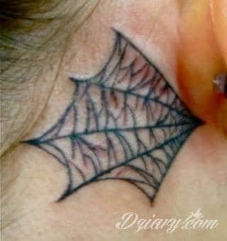 Modne tatuaże na uchu to przede wszystkim skromne rozmiary pozwalające na ciekawą aranżację kolorystyczną. Bardziej odważne warianty tworzą rozbudowane grafiki, które diametralnie zmieniają wizerunek właściciela. Ciekawie komponują się ze zdobieniami - np. w formie kolczyków. 