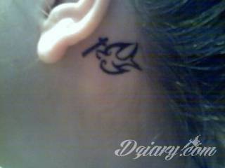 Modne tatuaże na uchu to przede wszystkim skromne rozmiary pozwalające na ciekawą aranżację kolorystyczną. Bardziej odważne warianty tworzą rozbudowane grafiki, które diametralnie zmieniają wizerunek właściciela. Ciekawie komponują się ze zdobieniami - np. w formie kolczyków. 