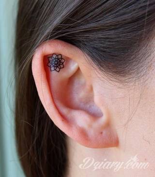 Modne tatuaże na uchu to przede wszystkim skromne rozmiary pozwalające na ciekawą aranżację kolorystyczną. Bardziej odważne warianty tworzą rozbudowane grafiki, które diametralnie zmieniają wizerunek właściciela. Ciekawie komponują się ze zdobieniami - np. w formie kolczyków. 