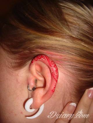 Modne tatuaże na uchu to przede wszystkim skromne rozmiary pozwalające na ciekawą aranżację kolorystyczną. Bardziej odważne warianty tworzą rozbudowane grafiki, które diametralnie zmieniają wizerunek właściciela. Ciekawie komponują się ze zdobieniami - np. w formie kolczyków. 
