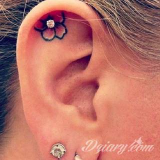 Modne tatuaże na uchu to przede wszystkim skromne rozmiary pozwalające na ciekawą aranżację kolorystyczną. Bardziej odważne warianty tworzą rozbudowane grafiki, które diametralnie zmieniają wizerunek właściciela. Ciekawie komponują się ze zdobieniami - np. w formie kolczyków. 