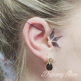 Modne tatuaże na uchu to przede wszystkim skromne rozmiary pozwalające na ciekawą aranżację kolorystyczną. Bardziej odważne warianty tworzą rozbudowane grafiki, które diametralnie zmieniają wizerunek właściciela. Ciekawie komponują się ze zdobieniami - np. w formie kolczyków. 