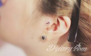 Modne tatuaże na uchu to przede wszystkim skromne rozmiary pozwalające na ciekawą aranżację kolorystyczną. Bardziej odważne warianty tworzą rozbudowane grafiki, które diametralnie zmieniają wizerunek właściciela. Ciekawie komponują się ze zdobieniami - np. w formie kolczyków. 