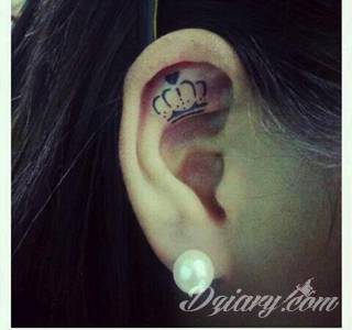 Modne tatuaże na uchu to przede wszystkim skromne rozmiary pozwalające na ciekawą aranżację kolorystyczną. Bardziej odważne warianty tworzą rozbudowane grafiki, które diametralnie zmieniają wizerunek właściciela. Ciekawie komponują się ze zdobieniami - np. w formie kolczyków. 