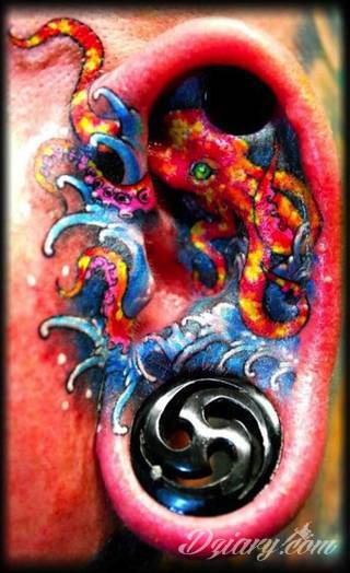 Modne tatuaże na uchu to przede wszystkim skromne rozmiary pozwalające na ciekawą aranżację kolorystyczną. Bardziej odważne warianty tworzą rozbudowane grafiki, które diametralnie zmieniają wizerunek właściciela. Ciekawie komponują się ze zdobieniami - np. w formie kolczyków. 