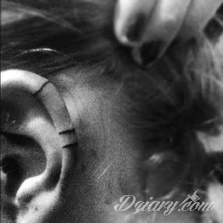 Modne tatuaże na uchu to przede wszystkim skromne rozmiary pozwalające na ciekawą aranżację kolorystyczną. Bardziej odważne warianty tworzą rozbudowane grafiki, które diametralnie zmieniają wizerunek właściciela. Ciekawie komponują się ze zdobieniami - np. w formie kolczyków. 