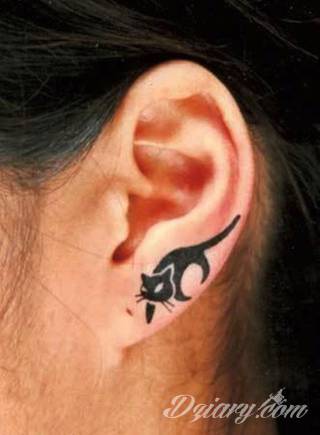 Modne tatuaże na uchu to przede wszystkim skromne rozmiary pozwalające na ciekawą aranżację kolorystyczną. Bardziej odważne warianty tworzą rozbudowane grafiki, które diametralnie zmieniają wizerunek właściciela. Ciekawie komponują się ze zdobieniami - np. w formie kolczyków. 