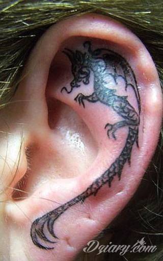 Modne tatuaże na uchu to przede wszystkim skromne rozmiary pozwalające na ciekawą aranżację kolorystyczną. Bardziej odważne warianty tworzą rozbudowane grafiki, które diametralnie zmieniają wizerunek właściciela. Ciekawie komponują się ze zdobieniami - np. w formie kolczyków. 