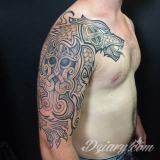 Tatuaże nawiązujące do Skandynawii, tradycji wikingów, surowego i bezlitosnego trybu życia. Proste, wyraziste wzory doskonale oddają charakterystykę życia byłych mieszkańców północy Europy. Tatuaż ma być surowy, męski, bez nadmiernych zdobień. 