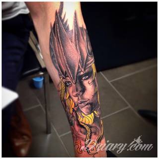 Tatuaże nawiązujące do Skandynawii, tradycji wikingów, surowego i bezlitosnego trybu życia. Proste, wyraziste wzory doskonale oddają charakterystykę życia byłych mieszkańców północy Europy. Tatuaż ma być surowy, męski, bez nadmiernych zdobień. 