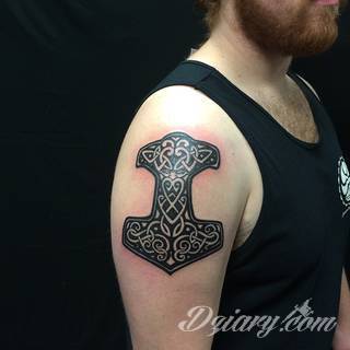 Tatuaże nawiązujące do Skandynawii, tradycji wikingów, surowego i bezlitosnego trybu życia. Proste, wyraziste wzory doskonale oddają charakterystykę życia byłych mieszkańców północy Europy. Tatuaż ma być surowy, męski, bez nadmiernych zdobień. 