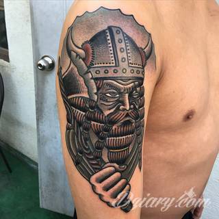 Tatuaże nawiązujące do Skandynawii, tradycji wikingów, surowego i bezlitosnego trybu życia. Proste, wyraziste wzory doskonale oddają charakterystykę życia byłych mieszkańców północy Europy. Tatuaż ma być surowy, męski, bez nadmiernych zdobień. 