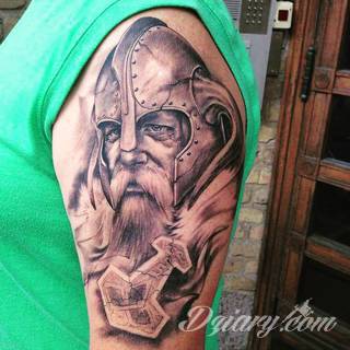 Tatuaże nawiązujące do Skandynawii, tradycji wikingów, surowego i bezlitosnego trybu życia. Proste, wyraziste wzory doskonale oddają charakterystykę życia byłych mieszkańców północy Europy. Tatuaż ma być surowy, męski, bez nadmiernych zdobień. 