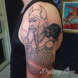 Tatuaże nawiązujące do Skandynawii, tradycji wikingów, surowego i bezlitosnego trybu życia. Proste, wyraziste wzory doskonale oddają charakterystykę życia byłych mieszkańców północy Europy. Tatuaż ma być surowy, męski, bez nadmiernych zdobień. 