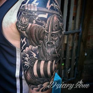 Tatuaże nawiązujące do Skandynawii, tradycji wikingów, surowego i bezlitosnego trybu życia. Proste, wyraziste wzory doskonale oddają charakterystykę życia byłych mieszkańców północy Europy. Tatuaż ma być surowy, męski, bez nadmiernych zdobień. 