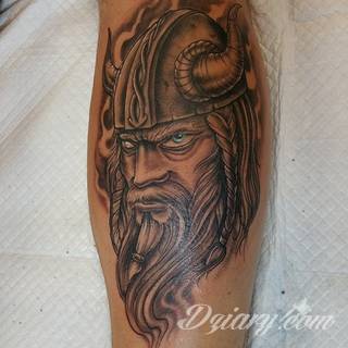 Tatuaże nawiązujące do Skandynawii, tradycji wikingów, surowego i bezlitosnego trybu życia. Proste, wyraziste wzory doskonale oddają charakterystykę życia byłych mieszkańców północy Europy. Tatuaż ma być surowy, męski, bez nadmiernych zdobień. 