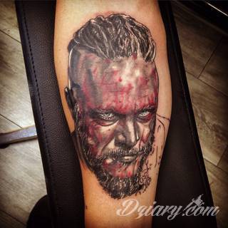 Tatuaże nawiązujące do Skandynawii, tradycji wikingów, surowego i bezlitosnego trybu życia. Proste, wyraziste wzory doskonale oddają charakterystykę życia byłych mieszkańców północy Europy. Tatuaż ma być surowy, męski, bez nadmiernych zdobień. 