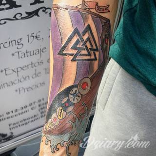 Tatuaże nawiązujące do Skandynawii, tradycji wikingów, surowego i bezlitosnego trybu życia. Proste, wyraziste wzory doskonale oddają charakterystykę życia byłych mieszkańców północy Europy. Tatuaż ma być surowy, męski, bez nadmiernych zdobień. 