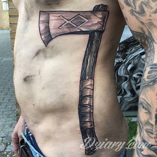 Tatuaże nawiązujące do Skandynawii, tradycji wikingów, surowego i bezlitosnego trybu życia. Proste, wyraziste wzory doskonale oddają charakterystykę życia byłych mieszkańców północy Europy. Tatuaż ma być surowy, męski, bez nadmiernych zdobień. 