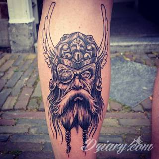 Tatuaże nawiązujące do Skandynawii, tradycji wikingów, surowego i bezlitosnego trybu życia. Proste, wyraziste wzory doskonale oddają charakterystykę życia byłych mieszkańców północy Europy. Tatuaż ma być surowy, męski, bez nadmiernych zdobień. 