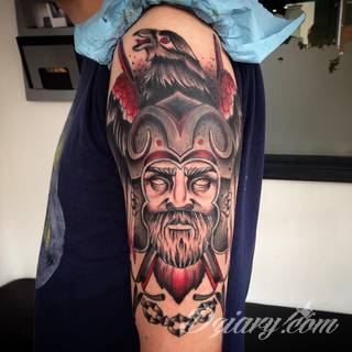 Tatuaże nawiązujące do Skandynawii, tradycji wikingów, surowego i bezlitosnego trybu życia. Proste, wyraziste wzory doskonale oddają charakterystykę życia byłych mieszkańców północy Europy. Tatuaż ma być surowy, męski, bez nadmiernych zdobień. 