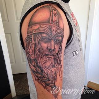 Tatuaże nawiązujące do Skandynawii, tradycji wikingów, surowego i bezlitosnego trybu życia. Proste, wyraziste wzory doskonale oddają charakterystykę życia byłych mieszkańców północy Europy. Tatuaż ma być surowy, męski, bez nadmiernych zdobień. 